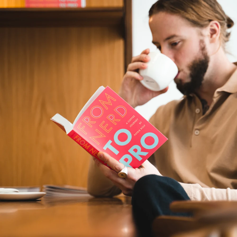 أبريل من المهووس إلى المحترف، رحلة القهوة كتاب